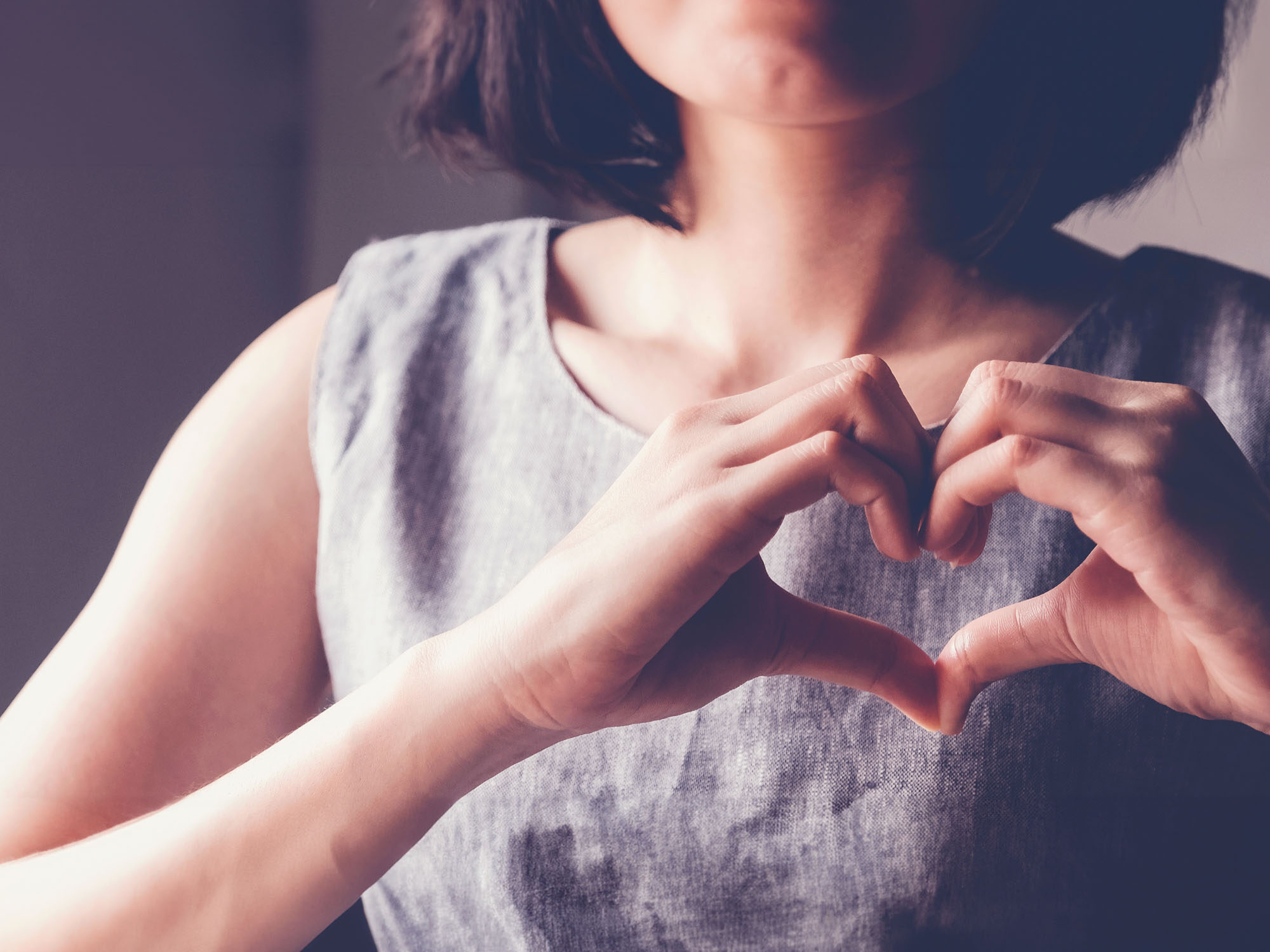 Femme mettant ses mains en forme de cœur