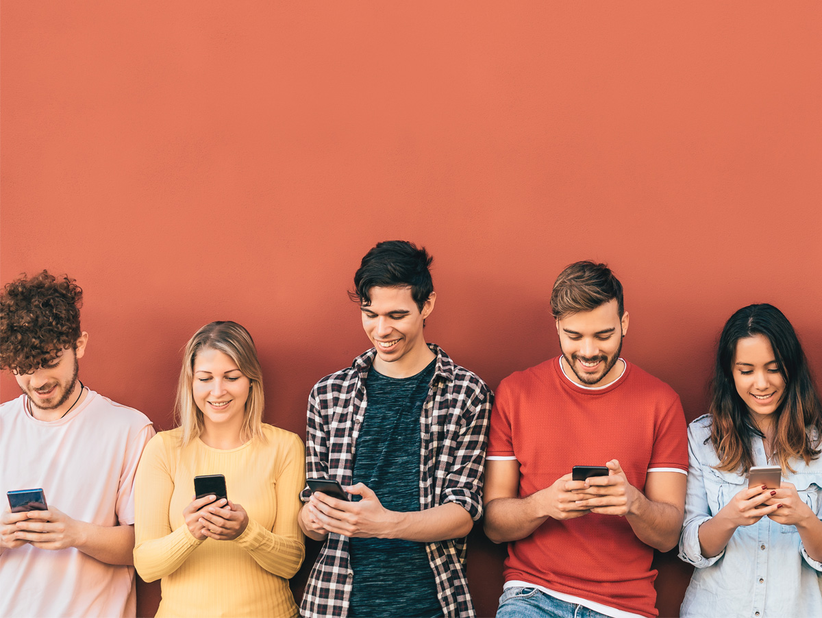 Groupe de jeunes adultes qui regardent leur smartphone