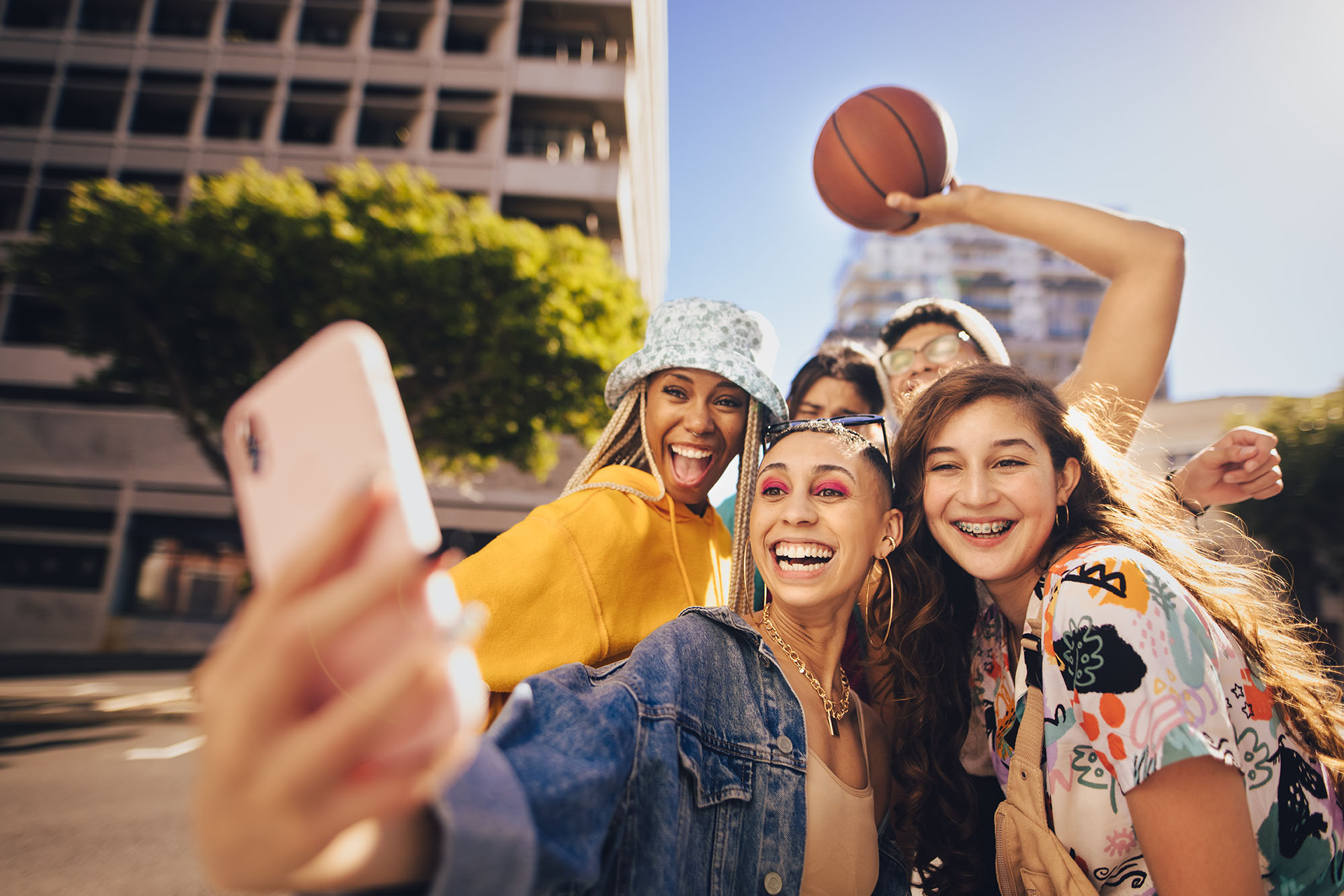 Le rebranding vise souvent à rester en phase avec l'évolution des marchés et des audiences.